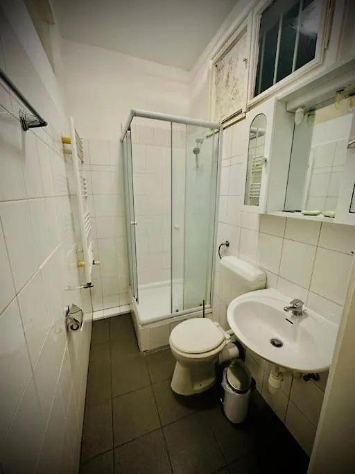 Apartment Spacious 2Br Apt, Only 10Min To Westbahnhof Vienna Austria